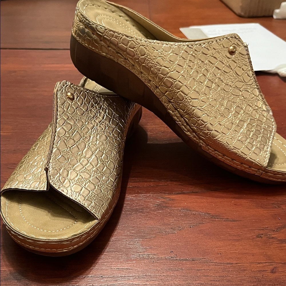 Rose Gold Croc-Embossed Women's Slide Sandals size 40